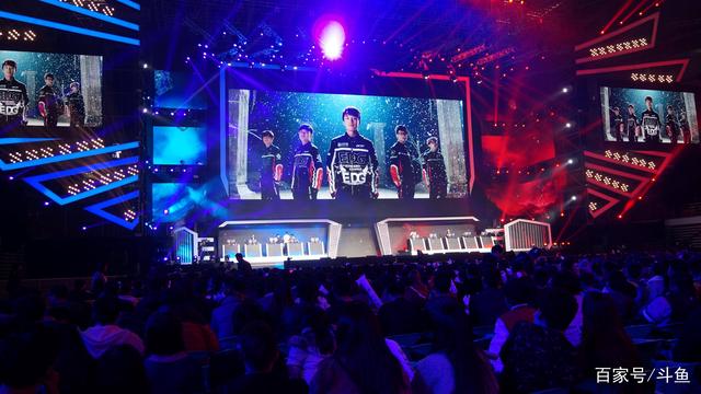 很难在巨大的优势下输掉比赛！Gideon和Lillia在团战中击杀了四个 Nongshim RedForce ，其中两个上了高地，赢回了一局比赛